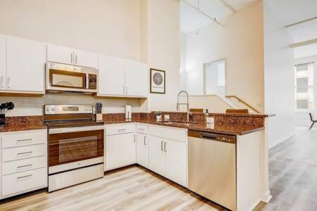 Appartamento Cozysuites - 2br With Direct Skybridge Access #1 *