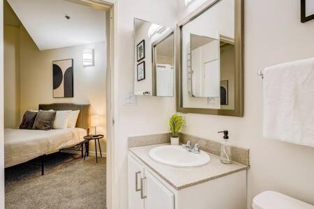 Appartamento Cozysuites - 2br With Direct Skybridge Access #1